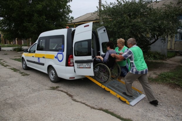 Пожилых волгоградцев начали доставлять на диспансеризацию