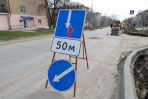 В Волгограде таксист не поделил дорогу с конкурентом и угодил в котлован