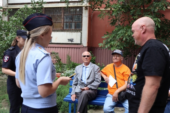 Полицейские напомнили волгоградцам о том, как не стать жертвой аферистов