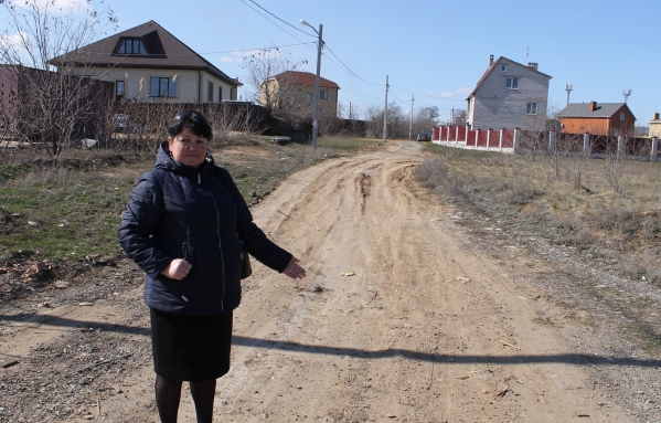 Жители поселка Солнечного в Волгограде мечтают увидеть асфальт