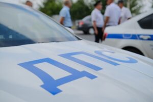 На видео попал момент массового ДТП на парковке в Волгограде