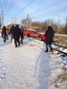 Движение трамваев в Волгограде парализовала девушка на красной иномарке