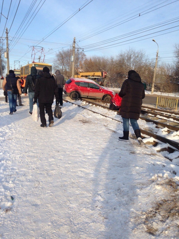Движение трамваев в Волгограде парализовала девушка на красной иномарке