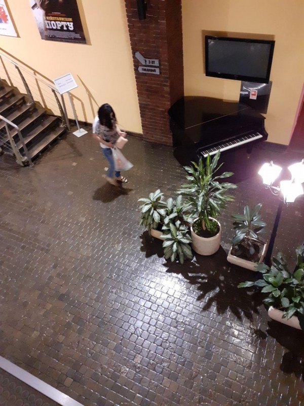 В Волгограде парня в женской одежде с позором выгнали из кинотеатра