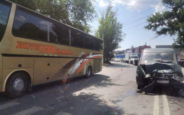 В Волгограде «Газель» столкнулась с автобусом