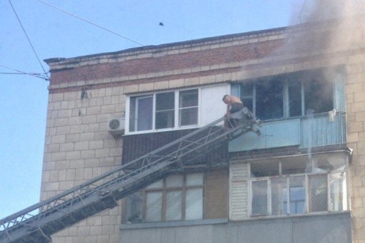В Волгограде сотрудники МЧС спасли мужчину из горящей квартиры