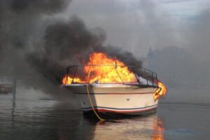 В Волгограде неизвестные подожгли катер в яхт-клубе