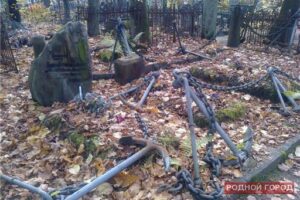 В Жирновске якорную цепь-ограждение украли с могилы