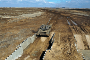 Современные танки проходят испытания на полигоне под Волгоградом