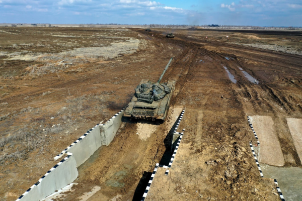 Современные танки проходят испытания на полигоне под Волгоградом