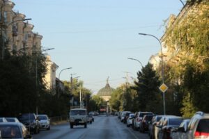 В Волгограде «Ладу» от удара большегруза отбросило на мужчину