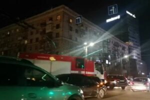 В центре Волгограда на перекрестке столкнулись две иномарки
