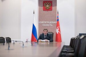 Андрей Бочаров настоятельно просит жителей региона оставаться дома