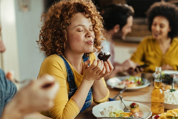 Эксперты объяснили, почему так тянет съесть что-нибудь вредное