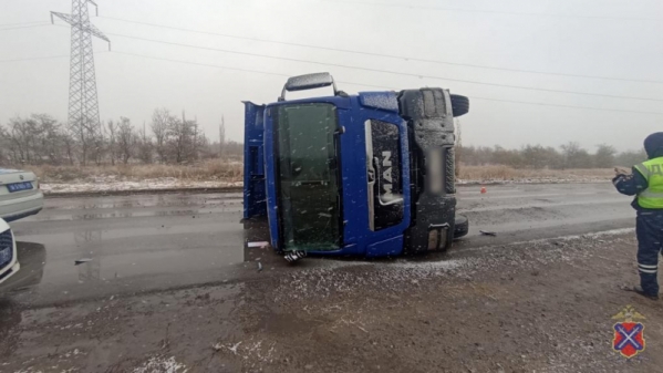 В Волгограде на ходу опрокинулся «МАН»