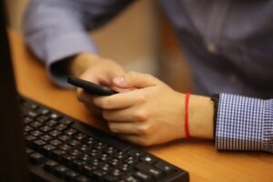 Волгоградка потеряла 1,6 млн рублей из-за мошенника