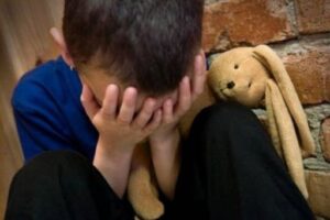 25-летняя волгоградка избивала 7-летнего сына руками, ногами и ремнём