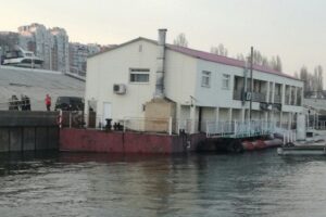 В Волгограде плавающий ресторан едва не ушел под воду