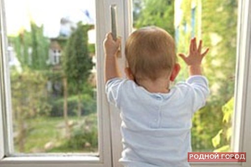 3-летний ребенок выпал из окна 4-го этажа в Волгограде