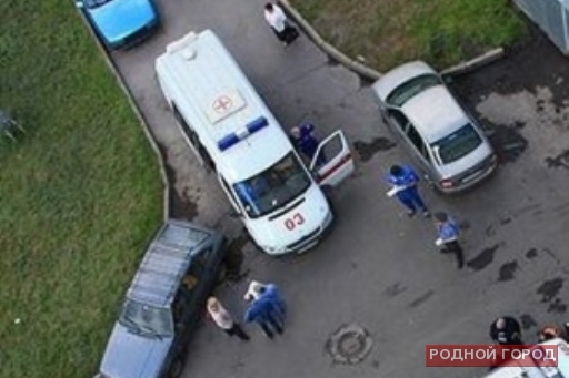 В Волжском 34-летний мужчина сорвался с четвертого этажа