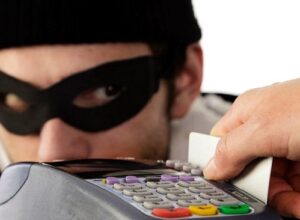 С банковских карт волгоградских пенсионеров мошенники украли все сбережения