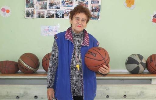 77-летняя волгоградка преподает физкультуру внукам своих учеников