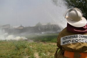 Пожарные расчеты погасили огонь на улице Александрова в Волжском