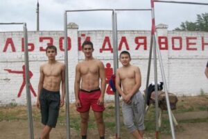 Волгоградец спасает трудных подростков воркаутом