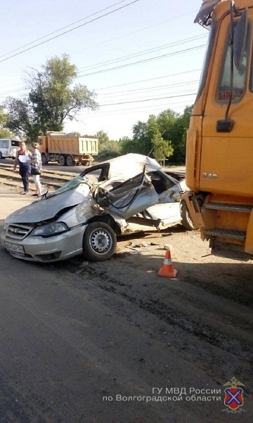 На юге Волгограда в аварии с грузовиком погиб 64-летний мужчина