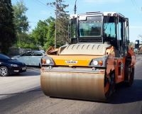 На улице Полухина уложили первые 500 тонн асфальтобетона