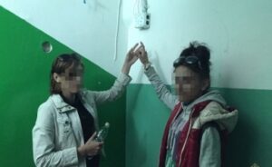 44-летняя женщина и ее 22-летняя дочь распространяли наркотики по городу Волгограду