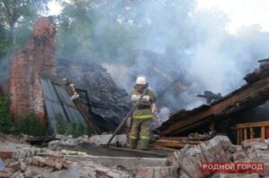 В Волжском мужчина погиб на пожаре из-за взрыва газового баллона