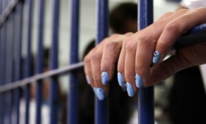 Под Волгоградом школьницы похитили из кассы магазина 90 тысяч рублей