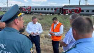 Губернатор Бочаров прибыл к месту крушения поезда в Волгоградской области