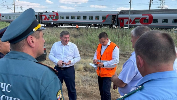 Губернатор Бочаров прибыл к месту крушения поезда в Волгоградской области
