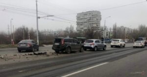 В массовом ДТП на юге Волгограда пострадали два человека