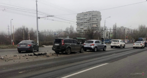 В массовом ДТП на юге Волгограда пострадали два человека