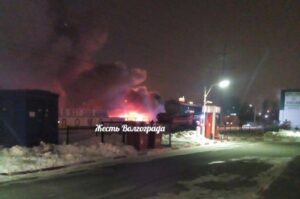 На автостоянке в Волгограде сгорели 6 машин и погиб мужчина