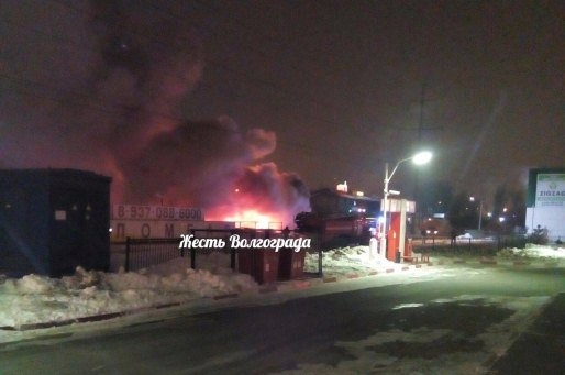 На автостоянке в Волгограде сгорели 6 машин и погиб мужчина