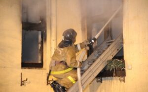 При пожаре на западе Волгограда эвакуировали девять человек