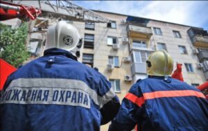 Пожарные эвакуировали 39 человек из многоквартирных домов в Камышине и Волжском