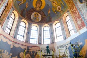 Бочаров и владыка Феодор высоко оценили труд иконописцев собора Невского