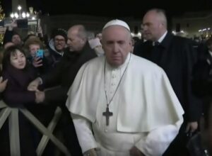 Папа Римский ударил женщину на праздновании Нового года