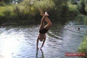 Под Волгоградом 12-летний мальчик нырнул в пруд и повредил позвоночник