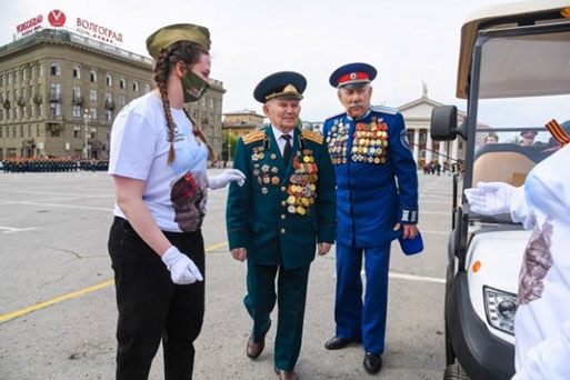 Парад Победы в Волгограде посетили ветераны