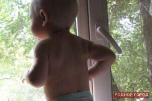 Полуторагодовалый ребёнок выпал из окна второго этажа в Волгограде
