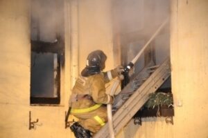 В Дзержинском районе Волгограда загорелась квартира на 1-м этаже