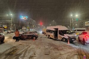 14-летняя школьница пострадала в массовой аварии с маршруткой в Волгограде