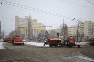 Дорожные службы Волгограда борются с последствиями ледяного дождя