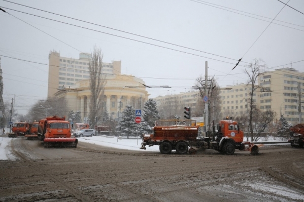 Дорожные службы Волгограда борются с последствиями ледяного дождя